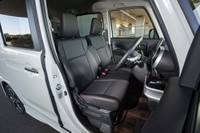 ファブリックとレザー調素材が組み合わされた「ハイブリッドXSターボ」のフロントシート。運転席、助手席ともシートヒーターが標準で備わる。