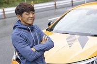 webCGではおなじみのレーシングドライバー山野哲也。「メガーヌR.S.」を「スポーツテイストを漂わせつつ大人な雰囲気も併せ持つ」と評価する。