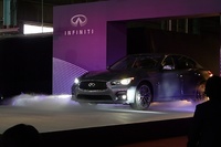 「インフィニティQ50」のラインオフ式を見学