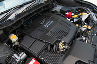 最高出力145ps、最大トルク188Nmの2リッター水平対向4気筒エンジンに、同13.6ps、同65Nmのモーターを組み合わせた「e-BOXER」ユニット。モーターはCVTのケース内に収められ、必要に応じてエンジン出力をアシストする。