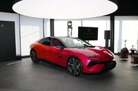 ショールームに飾られた「ロータス・エメヤ ブロッサム」。