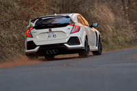 巨大なリアウイングと、中央に配置された「トリプルエキゾーストシステム」が後ろ姿をレーシーに演出する。