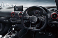 インテリアでは、特別装備されたレッドアクセントリング付きのエアコン吹き出し口が目を引く。