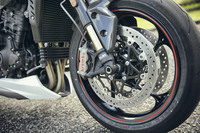 フロントブレーキは、ブレンボのラジアルモノブロックタイプ。フロントフォーク（サスペンション）はオーリンズ製の倒立式が採用されている。