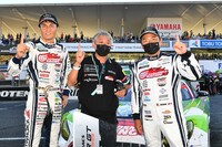 GT300クラスで勝利し笑顔を見せる、GOODSMILE RACING & TeamUKYOの3人。写真左から谷口信輝、片山右京監督、そして片岡龍也。