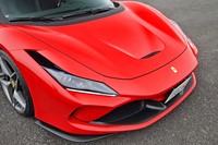 フロントにもダウンフォースを生み出す「Sダクト」はバンパー中央から取り込んだ空気をボンネット中央の穴から排出する仕組み。