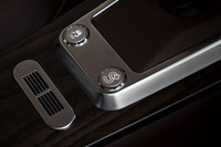 「S＋」モードとトラクションコントロールのオン／オフスイッチは、ともにセンターコンソールに備わる。