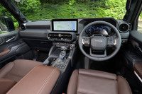 試乗車は最上級グレードの「ZX」。インテリアでは各所にチタン／メッキ調の装飾が施されるほか、シフトパドルやフル液晶メーター、JBLのプレミアムサウンドシステムなどが装備される。