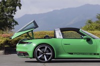 センターコンソールのルーフオープンスイッチを操作すると、リアウィンドウ部分が上昇しつつ後退。