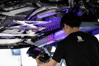 車両全体に丸いシールを貼り、スキャナーで緻密に形状を計測。その作業はインテリアやホイールハウス内、車両の底部にも及ぶ。