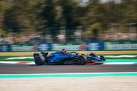 ウィリアムズのアレクサンダー・アルボン（写真）は今季最高タイの7位入賞。超高速コースで行われるイタリアGPは、ウィリアムズの武器であるストレートスピードで勝負ができた。予選では今季6回目のQ3進出で6位。レースではポジションを1つ落としたものの、マクラーレンのランド・ノリスらをしっかりと抑え切り2戦連続入賞を果たした。僚友ローガン・サージェントは予選15位、レースでは13位。（Photo＝Williams）