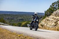 本格的な試乗は、米テキサス州オースティンのテキサス・ヒル・カントリーで実施。写真のとおり、路面のうねりによって先が見えない、“縦方向のブラインドコーナー”が連続するなかなかの難コースだ。