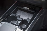 センターコンソールには、カップホルダーのほか非接触式充電が可能なトレーが用意される。