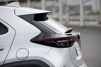 「く」の字型のクオーターピラーとリアコンビランプの交点が有機的な曲線を描く。リアコンビランプの立体的な形状は新型「ハリアー」にも似ている。