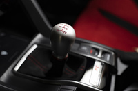 従来モデルの球形から、ティアドロップ型に形状が変更されたシフトノブ。