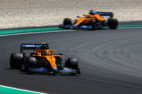 今年のマクラーレンは、3戦してドライバーズランキング3位と絶好調のランド・ノリス（写真前）と、新チームでまだ自信を持ってドライブできていないダニエル・リカルド（同後ろ）という対照的なドライバー布陣で戦ってきたが、4戦目のスペインGPではリカルドが7位、Q1トップだったノリスは9位とリカルドがリード。レースではリカルド6位、ノリス8位と1つずつポジションを上げゴールし、コンストラクターズランキング3位の座を守った。（Photo=McLaren）