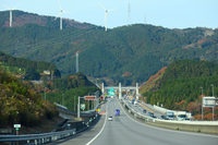 浜松SA（下り）の先、都田川橋周辺の遠景。普段使わない道を走ると、景色の移り変わりが新鮮で面白い。