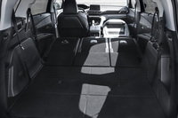 3列目シートと2列目シートの格納機構に加え、助手席の背もたれにも可倒機構が備わっている。