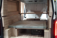 ベッドとスライドテーブルを使用し、2列目シートを後方に向けてセットした様子。