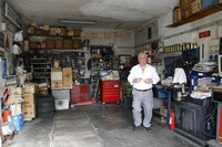 整備ブースその1。工場は1996年に居抜きで手に入れた。前オーナーから引き継いだ備品も数多い。