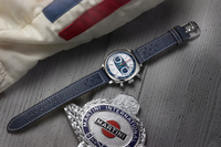 「トップタイムB01レーシング マルティーニ リミテッドエディション」はマルティーニレーシングとのコラボモデル。象徴的なブルー、ライトブルー、レッドのストライプが目を引く。