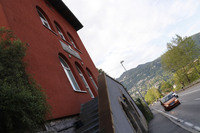 ファサード側は国道に面している。