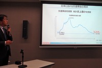 資料をもとに、国内における交通事故について説明する葛巻さん。現在、高齢ドライバーの運転に起因する事故件数は増えているが、その数を減らす余地はまだあると語る。