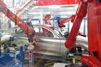 ボディーや機関部分だけでなく、インストゥルメントパネルや燃料タンクなど、樹脂系のパーツも工場内で加工されている。