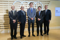 写真向かって左から、浜松市の長田繁喜副市長、サーラコーポレーションの神野吾郎社長兼グループ代表・CEO、アウディ ジャパンのマティアス・シェーパース ブランドディレクター、サーラカーズジャパンの坂爪譲治社長、浜松市の村上隆康カーボンニュートラル推進事業本部長。
