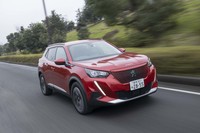 サスペンションはフロントがストラット式でリアがトーションビーム式。エンジンモデルよりも車重が大幅に増しているため、リアにパナールロッドが追加されている。