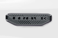 「コンパス トラックエディション」に備わる「TRACK」バッジ。