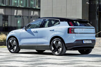 「ボルボEX30」のリアのクオータービュー。ややサイド寄りの視点だが、この角度から見ても前後のオーバーハングはほとんど感じられず、また前後ランプもフォルムの内側に収まっている。