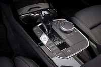 トランスミッションはATのみ。「M235i xDriveグランクーペ」は8段で、日本に導入される他グレードはデュアルクラッチ式の7段となる。