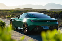 比較参考用に、こちらは「DB12」のリアクオータービュー。