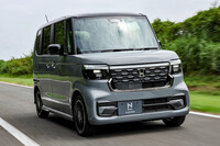 ホンダ車初のダイレクトプロジェクション式LEDヘッドランプと、グリルの上部に備わる横一文字のイルミネーションが目を引く「N-BOXカスタム」。