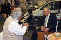 しばし歓談する鈴木会長と徳大寺氏。このとき鈴木会長79歳、徳大寺氏69歳。