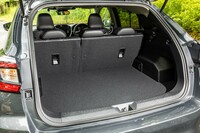 荷室の容量は315リッター。フロア長は814mmも確保されているが、背もたれの背丈が低いため容量は少なめになる。