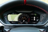 液晶式のメーターパネルの表示内容はアウディによく似ているが、センターにタコメーターが固定されるのがランボルギーニ流だ。