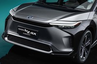 BEVだけに、「bZ4X」のフロントまわりに大きなエアインテークは見られない。アーチモールのように見えるフェンダーのデザイン処理も特徴的。