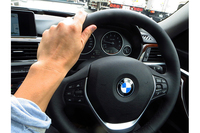 ステアリングからは、今クルマの置かれている状況や、どんな風に走っているかがしっかりと伝わってくる。
    