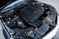 多少の凹凸では、オープンボディーはみしりとも言わず。ほろを下ろして走れば、306psのV6サウンドと野太い排気音が空から振ってきて、なかなか勇ましい。