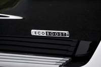 「ECOBOOST（エコブースト）」とは、フォード車に搭載されるダウンサイジングターボエンジンの総称。「ナビゲーター」には3.5リッターV6直噴ツインターボエンジンが搭載される。
