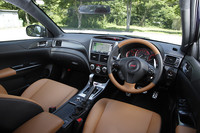 マイチェンでも大がかりな変更はなく、見慣れた感のあるインプレッサのインテリア。背面や側面の一部に合皮を用いたオプションのタンレザーシートは、掛け心地、サイズ、革の手触りなど、すべての面で好印象。
