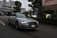 「A8ハイブリッド」は、LEDヘッドランプが標準装備となる。ガソリンモデルと並べて比べないとわかりにくいけれど、ボンネットもハイブリッド専用デザイン。
    