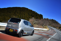 外観では「ワークス」専用のサイドデカールや、赤いフロントブレーキキャリパー、専用デザインのホイール、装飾パーツのカラーリングなどで「ターボRS」との差別化が図られている。
	 