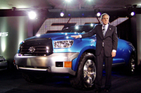 トヨタ「FTX」の記者会見で車両説明をする、TMSのジム･プレス社長。