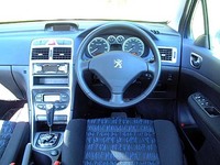 青と黒がある「XT」のインテリア。写真は、ティプトロを備えたATモデルだ。