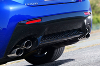 エキゾーストパイプは、左右2本ずつの4本出し。「IS F」を思わせる楕円（だえん）のマフラーエンドが採用される。