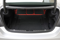 トランクルームの容量は445リッター。後席は3分割の可倒式となっている。