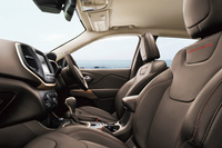 高級なナッパレザーが用いられるシート。写真は「エコグリーン」のボディーカラーに組み合わされる、ブラウンレザーのインテリア。
    